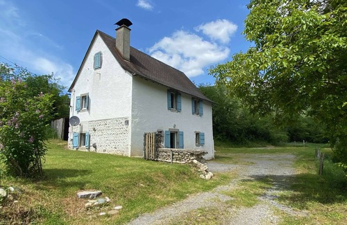Issor Maison | Jolie Petite Maison Entre Rivière et Montagne. Calme et Belle vue !