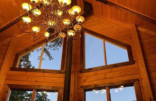 Bowman Chalet De Ski | Joy's Chalet - Hottub, Lake, and Cliff