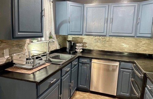 Shreveport Maison | Joyful 3 bedroom with fireplace. Centralized location