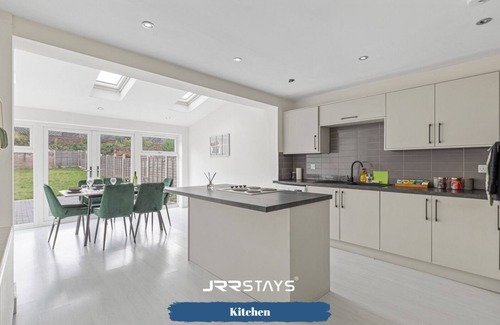 Tipton Maison | JRR Stays - West Midlands - Tipton - DY4 With Parking