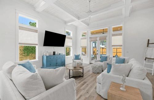 San Juan Maison | Juan Fine Day by AvantStay Sleeps 18 Heated Pool Golf Cart