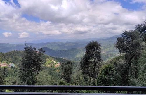 Shoghi Appartement | Jujurana - Valley View 1BHK Apartment | Wifi, Parking, Balcony | Near Shimla!