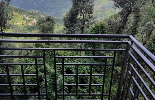 Shoghi Appartement | Jujurana - Valley View 1BHK Apartment | Wifi, Parking, Balcony | Near Shimla!