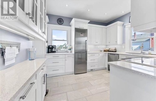 Thorold Maison | Juju’s house - Modern Vintage Rental unit at downtown Thorold