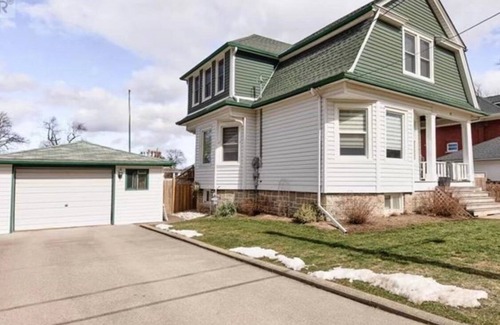 Thorold Maison | Juju’s house - Modern Vintage Rental unit at downtown Thorold