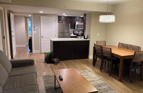 Kelowna Central Business District Appartement | June 30 - July 7, 2024 : Hotel Suite at Delta Grand Okanagan Resort, Kelowna BC