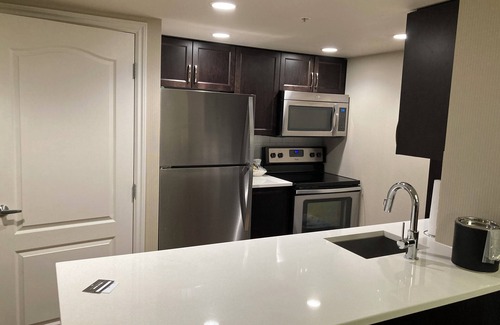 Kelowna Central Business District Appartement | June 30 - July 7, 2024 : Hotel Suite at Delta Grand Okanagan Resort, Kelowna BC