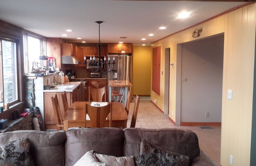 Valois Maison | Maison tranquille de Lakeview, 1. 5 acres, route pavée. HotTub, Firepit, Air Cond, WIFI gratuit