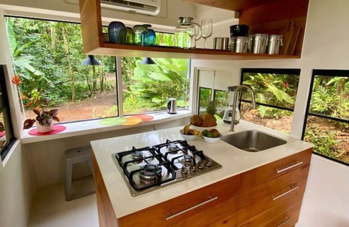 Savegre Maison | Jungle Bus, 5 min drive PlayaLinda, 15 x Dominical, Wifi Starlink