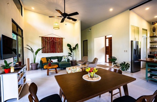 Uvita Maison | Jungle Oasis in Uvita: Mountain Views, Near Beach & National Park Adventure!