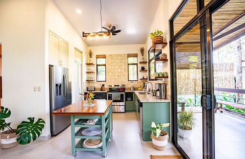 Uvita Maison | Jungle Oasis in Uvita: Mountain Views, Near Beach & National Park Adventure!