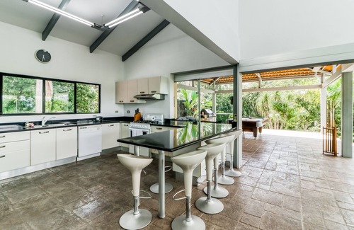 Tarcoles Maison | Jungle dog-friendly home with ocean views from the pool, gas grill & pool table