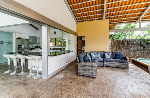 Tarcoles Maison | Jungle dog-friendly home with ocean views from the pool, gas grill & pool table