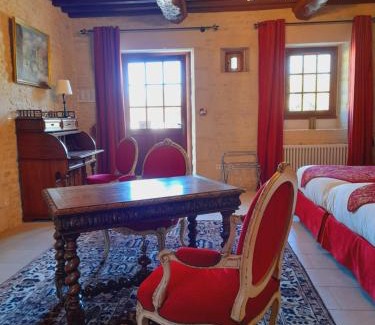 Crepon Appartement | Junior Suite Triple PMR Résidentielle avec cuisine au Manoir de Mathan à Crépon 5mn d'Arromanches et 10 mn de Bayeux
