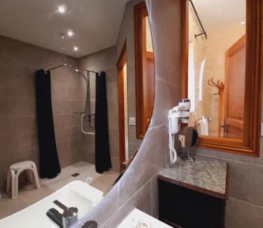 Crepon Appartement | Junior Suite Triple PMR Résidentielle avec cuisine au Manoir de Mathan à Crépon 5mn d'Arromanches et 10 mn de Bayeux