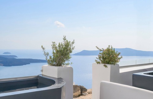 Firostefani Maison | Junior Suite with Caldera View & Hot Tub