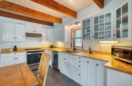 Sisters Cabine | Juniper and Pine - A Dog-Friendly Cabin w/Fenced Yard in Sisters, OR