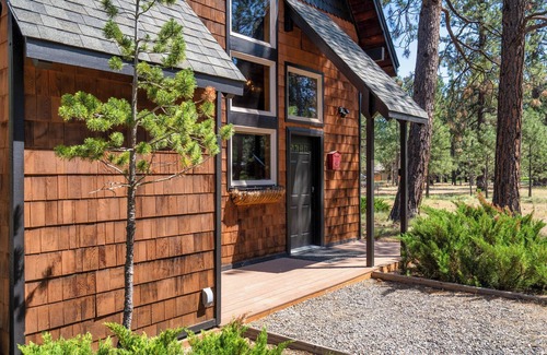 Sisters Cabine | Juniper and Pine - A Dog-Friendly Cabin w/Fenced Yard in Sisters, OR
