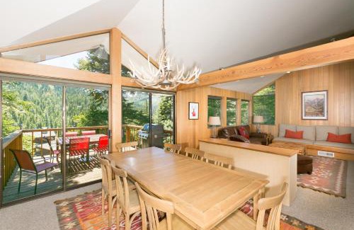 Alpine Meadows Maison | Juniper at Alpine - Private Hot tub, Pet Friendly & Free Shuttle to Slopes