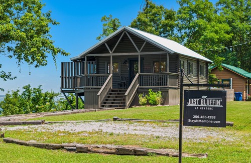 Mentone Cabine | Just Bluffin’ at Mentone-Hot tub for two w/brow views!