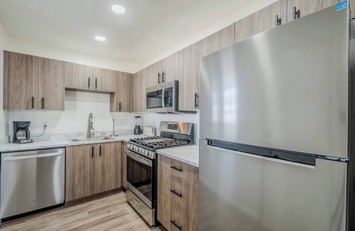 Tucson Appartement | Just down the street from the University of Arizona this 1 bedroom 1 bathroom is fully remodeled with your own dedicated electric vehicle charger .