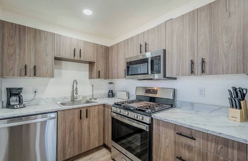 Tucson Appartement | Just down the street from the University of Arizona this 1 bedroom 1 bathroom is fully remodeled with your own dedicated electric vehicle charger .