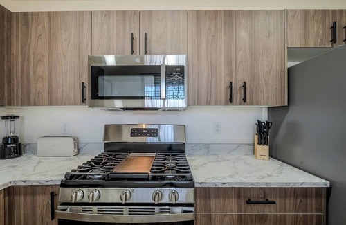 Tucson Appartement | Just down the street from the University of Arizona this 1 bedroom 1 bathroom is fully remodeled with your own dedicated electric vehicle charger .