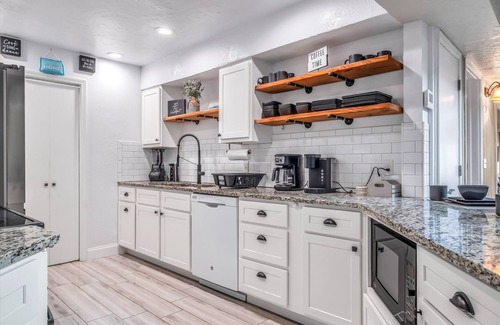 Oklahoma City Maison | Just Like Home #8-OKC; Swimming, Billiards & Spacious. Close to Lake Hefner, etc