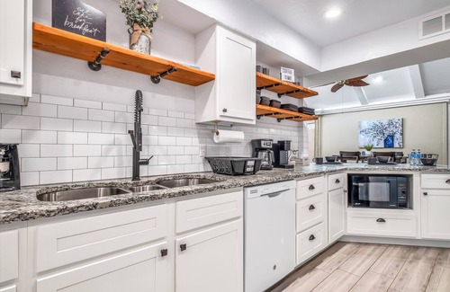Oklahoma City Maison | Just Like Home #8-OKC; Swimming, Billiards & Spacious. Close to Lake Hefner, etc