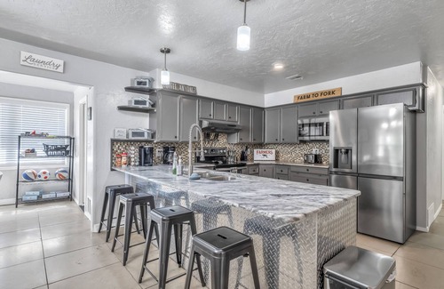 Central Oklahoma City Maison | Just Like Home #9: Heart of OKC Spacious Stay for 14 w/ swimming pool and b-ball