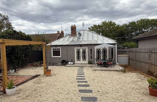 Lake Wendouree Maison | Just off the beautiful Lake Wendouree, fully fenced, dog friendly, air cond