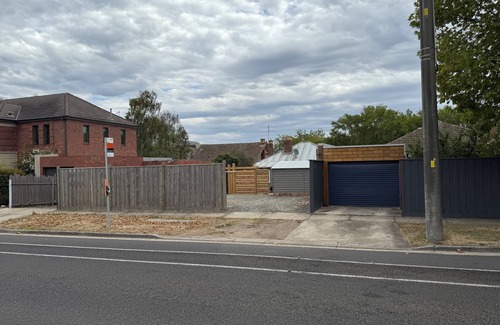 Lake Wendouree Maison | Just off the beautiful Lake Wendouree, fully fenced, dog friendly, air cond