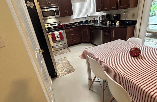 Woodlake Trails Maison | Just Outside of Austin...Quiet, Serene 3 bedroom+ with Pool & Pond
