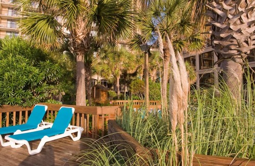 Windy Hill Copropriété | Condo moderne et propre en bord de mer avec piscines tropicales, bar tiki, piscine intérieure chauffée