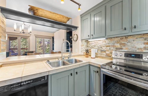 Keystone Copropriété | Just Steps from Resort Shuttle & Great Amenities like Shared Pool & Hot Tubs