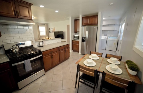 Burbank Maison | Just Updated! Charming 3-bedroom 25 Minutes from Downtown Chicago!