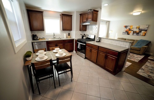 Burbank Maison | Just Updated! Charming 3-bedroom 25 Minutes from Downtown Chicago!