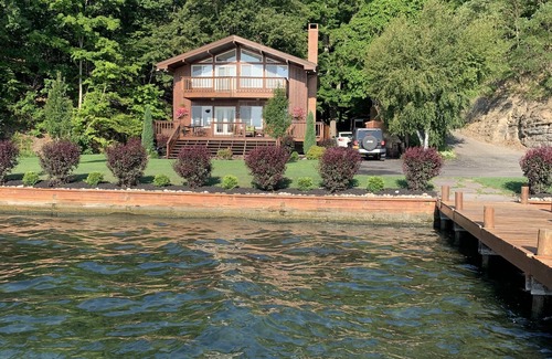 Valois Maison | Just Us - Private Waterfront Home on Seneca Lake. Dog Friendly!