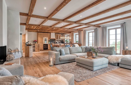 Frasdorf Appartement | Königs-chalet-suite 200m², 2 Etagen, 4 Schlafzimmer, Wohnraum mit Küche, Hot Tube
