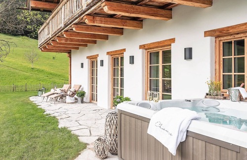 Frasdorf Appartement | Königs-chalet-suite 200m², 2 Etagen, 4 Schlafzimmer, Wohnraum mit Küche, Hot Tube