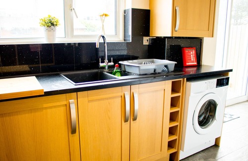Tilbury Maison | K Suites - Cozy 5 Bedroom with Parking and WiFi
