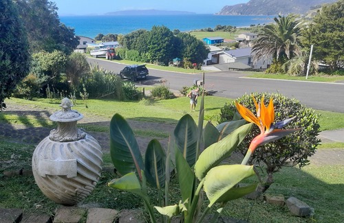 Rings Beach Cottage | K West holiday home with pacific ocean and mercury views