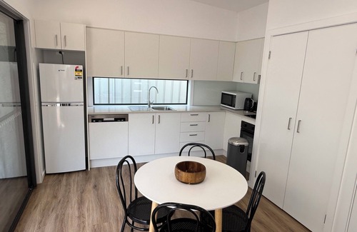 Charlestown Appartement | Kahibah Guesthouse - 2 bedroom studio with aircon, wifi & outdoor area
