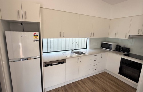 Charlestown Appartement | Kahibah Guesthouse - 2 bedroom studio with aircon, wifi & outdoor area