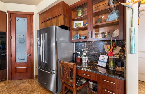 Kailua-Kona Maison | Kailani Vista - 3-Story Oceanfront Home w/ Hot Tub, Elevator & Putting Green