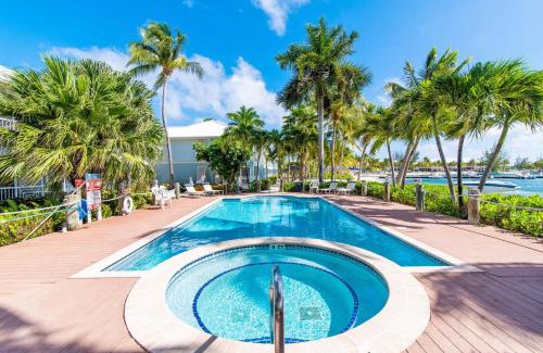 Rum Point Appartement | Kailua - Modern Waterfront Condo with Shared Pool and Hot Tub, Short Walk to the Kaibo