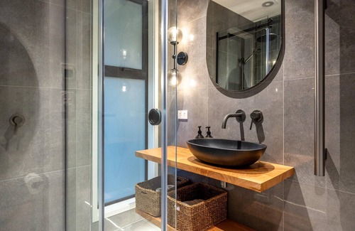 Waiheke Island Cabine | Kaitiaki Lodge - Kaitiaki Lodge is our brand new luxury lodge located in Onetangi on Waiheke Island. Situated overlooking acres of unspoilt native bush with the Hauraki Gulf beyond the setting is simply spectacular. The lodge has 5 large bedrooms, 3.