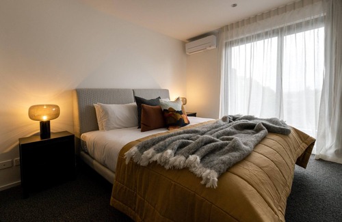 Waiheke Island Cabine | Kaitiaki Lodge - Kaitiaki Lodge is our brand new luxury lodge located in Onetangi on Waiheke Island. Situated overlooking acres of unspoilt native bush with the Hauraki Gulf beyond the setting is simply spectacular. The lodge has 5 large bedrooms, 3.