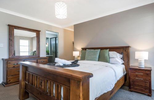 Jane Brook Maison | KALB8 - Family Friendly 4BR Home