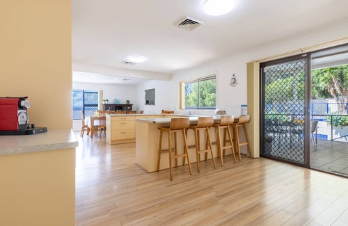 Corlette Maison | 'Kallaroo', 3 Kallaroo Street- grande maison avec vue, piscine, WIFI et climatisation